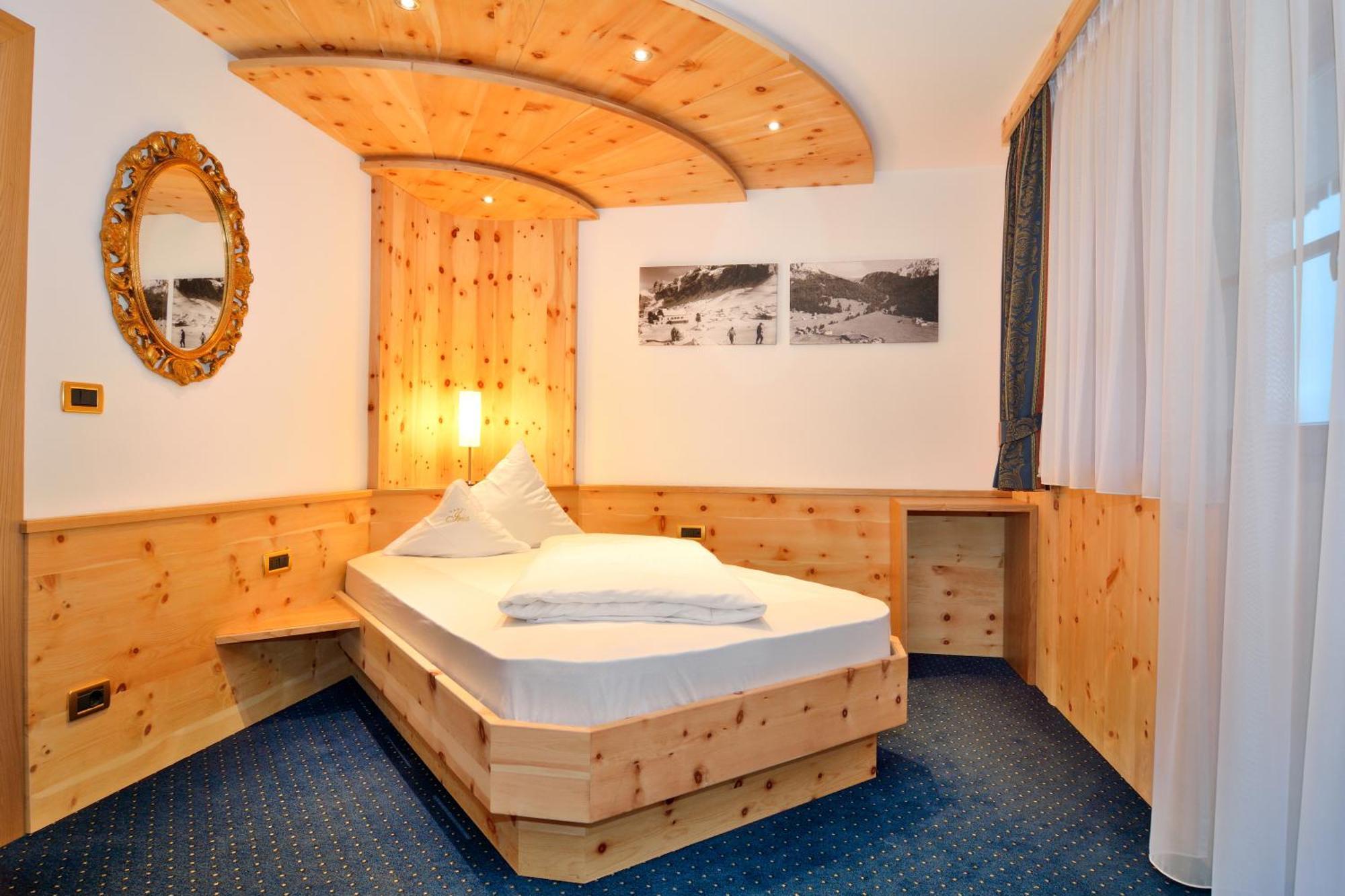 Garni Hotel Iris Selva di Val Gardena Exterior foto
